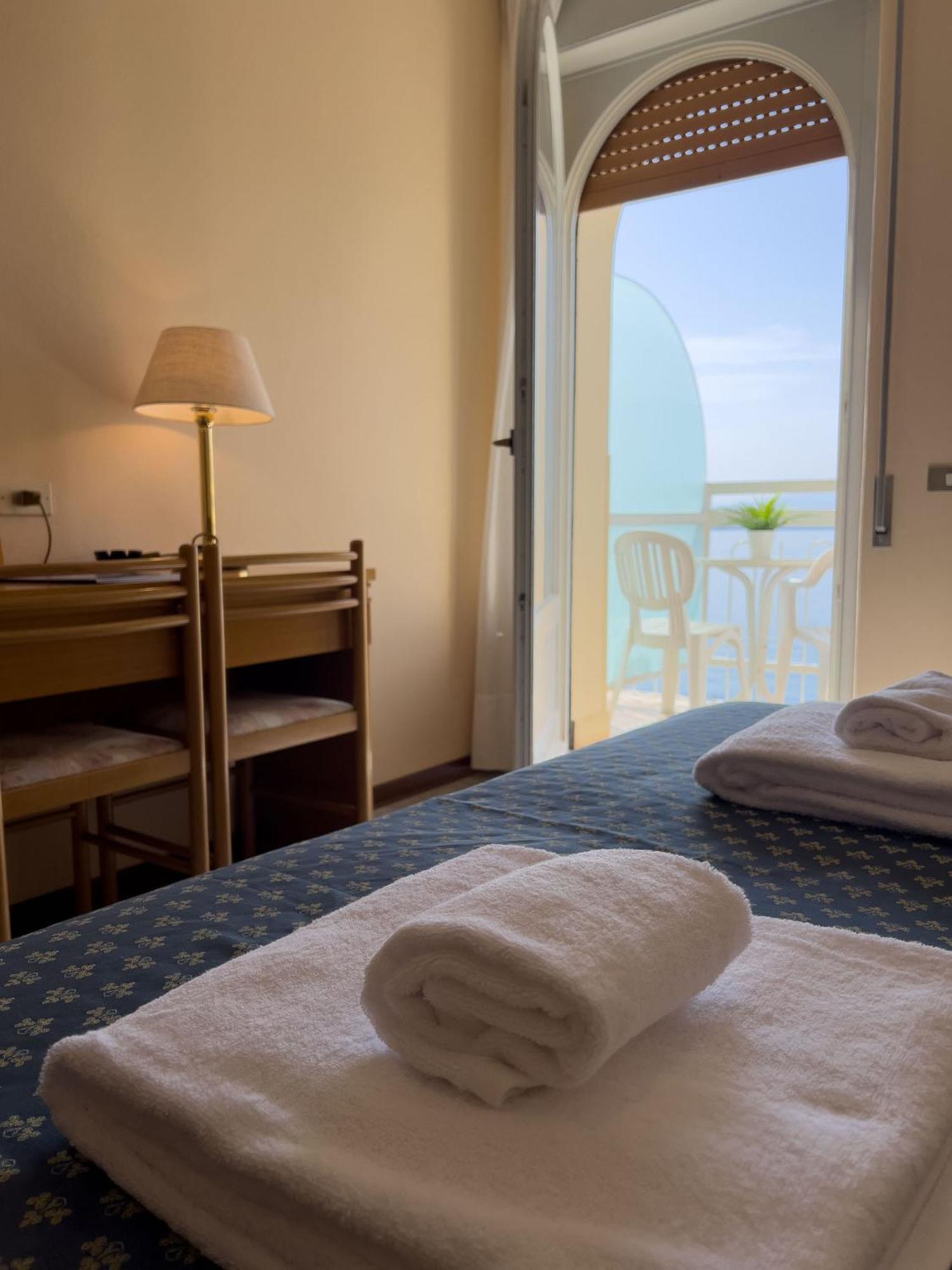 Hotel Benacus トッリ・デル・ベーナコ エクステリア 写真